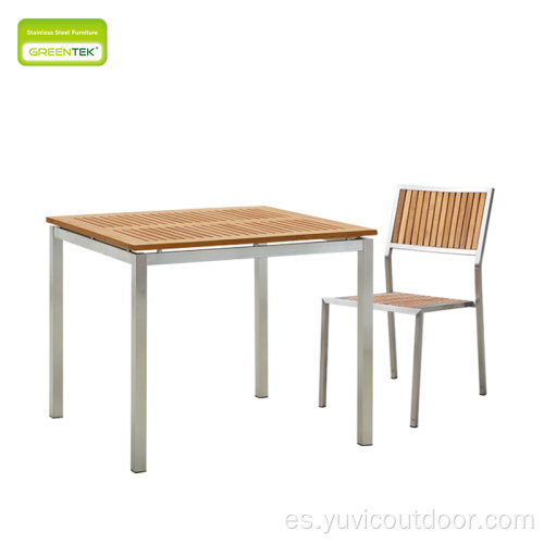 Una mesa de cuatro sillas de muebles de jardín.